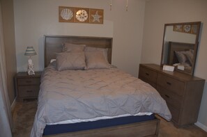 2 bedrooms, iron/ironing board, free WiFi, bed sheets - Captain's Quarters (Daleville)