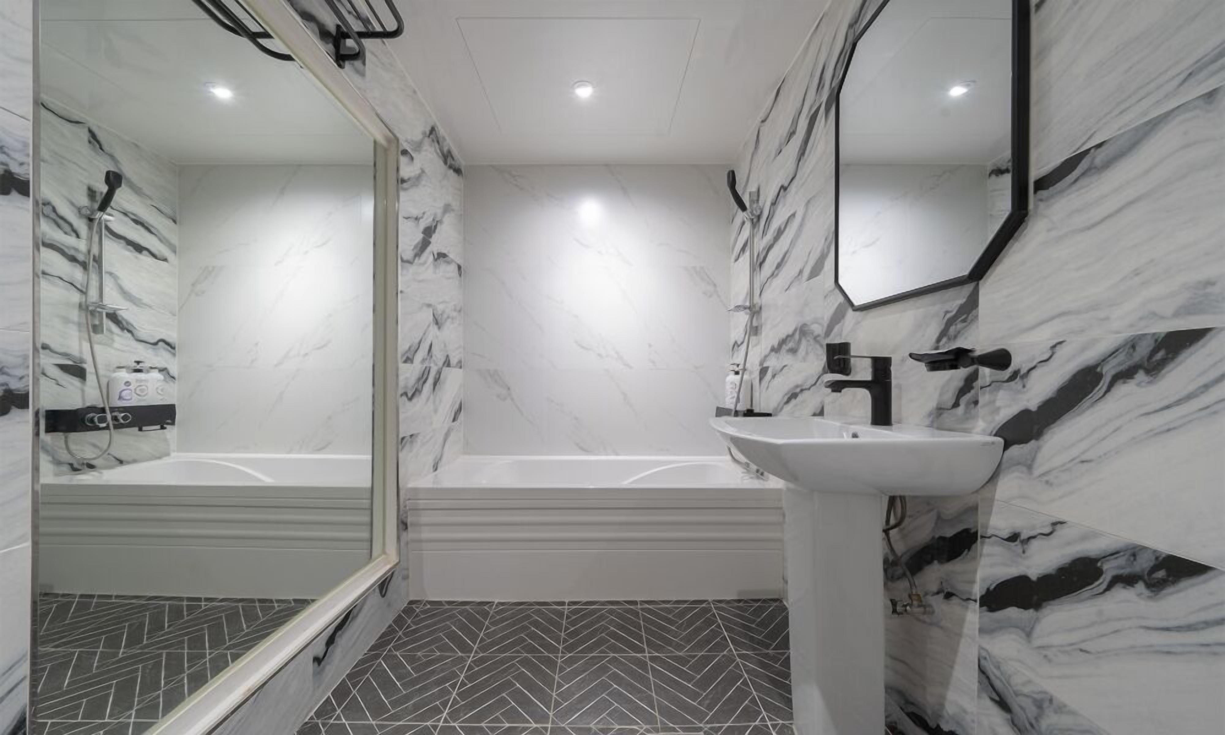 Standard-dobbeltværelse | Badeværelse | Hårtørrer, badekåber, hjemmesko, bidet