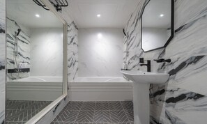 Habitación doble estándar | Baño | Secadora de cabello, batas, pantuflas, bidet 