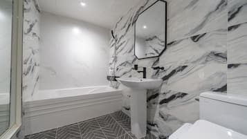 Habitación estándar doble | Baño | Secador de pelo, albornoces, zapatillas y bidé