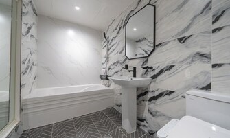 Secador de pelo, batas, pantuflas, bidet