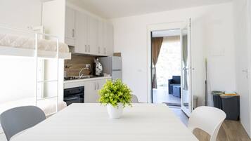 Fridge, oven, stovetop, coffee/tea maker