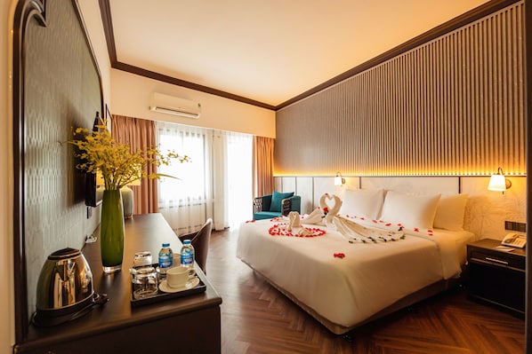 Minibar, skrivbord, mörkläggningsgardiner och ljudisolering