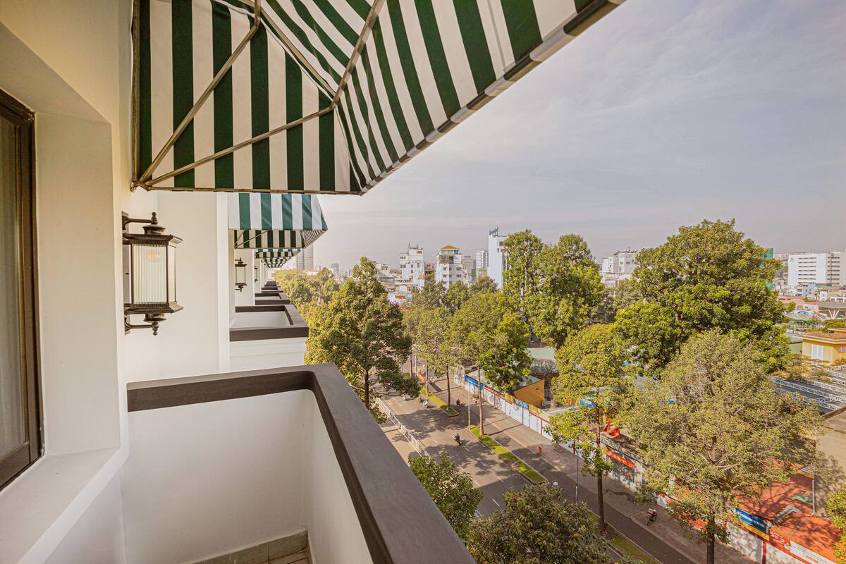Minibar, bàn, màn/rèm cản sáng, phòng cách âm 