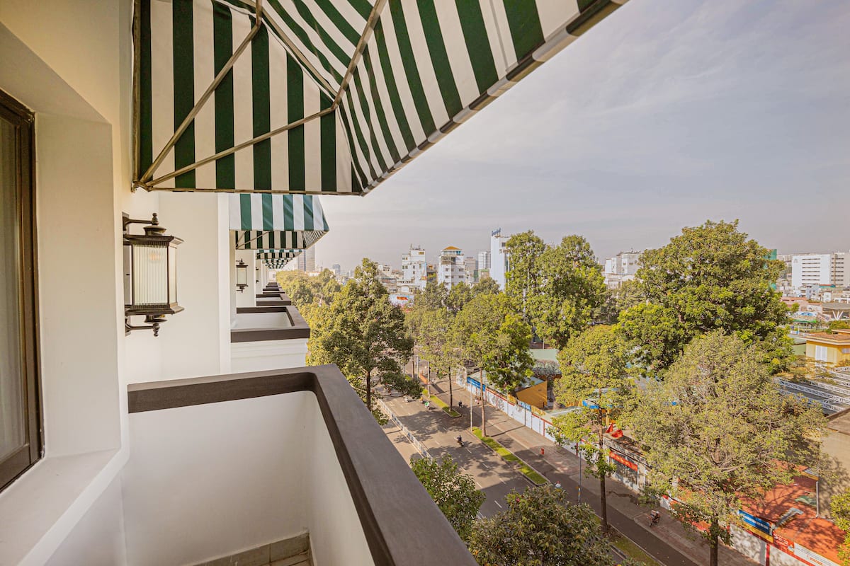 Minibar, escritorio, cortinas blackout y insonorización
