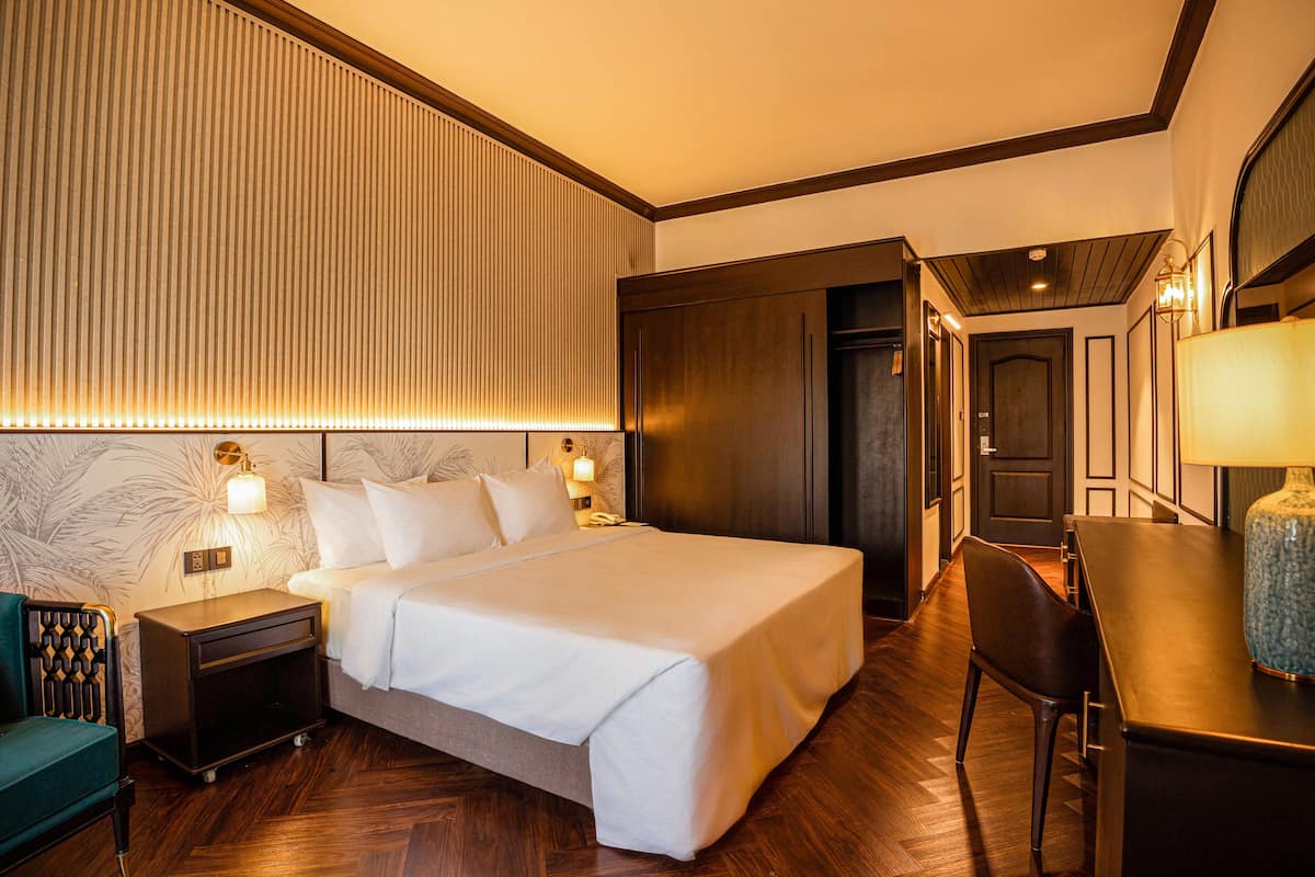 Minibar, escritorio, cortinas blackout y insonorización