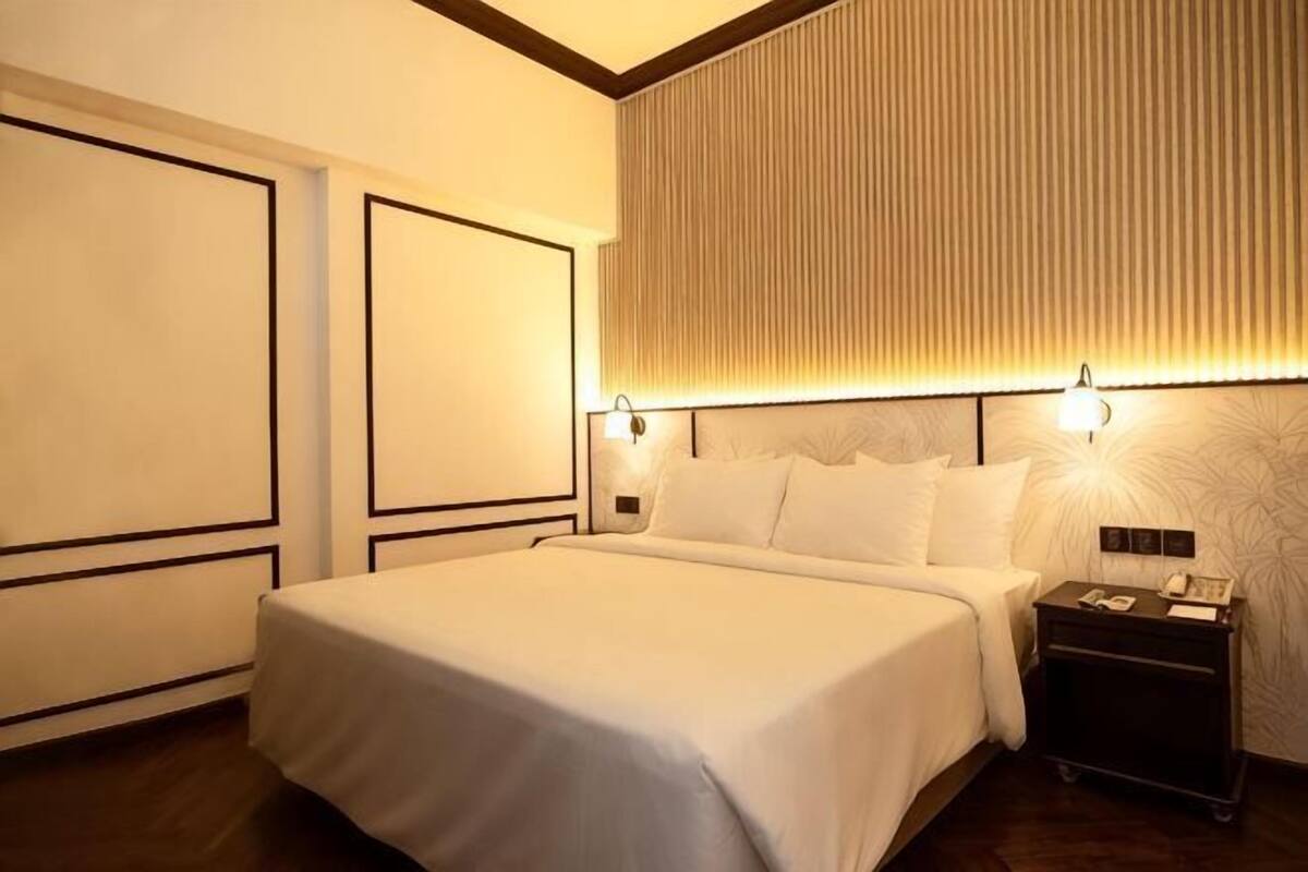 Minibar, bàn, màn/rèm cản sáng, phòng cách âm 