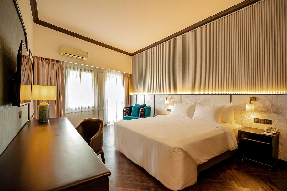 Minibar, bàn, màn/rèm cản sáng, phòng cách âm