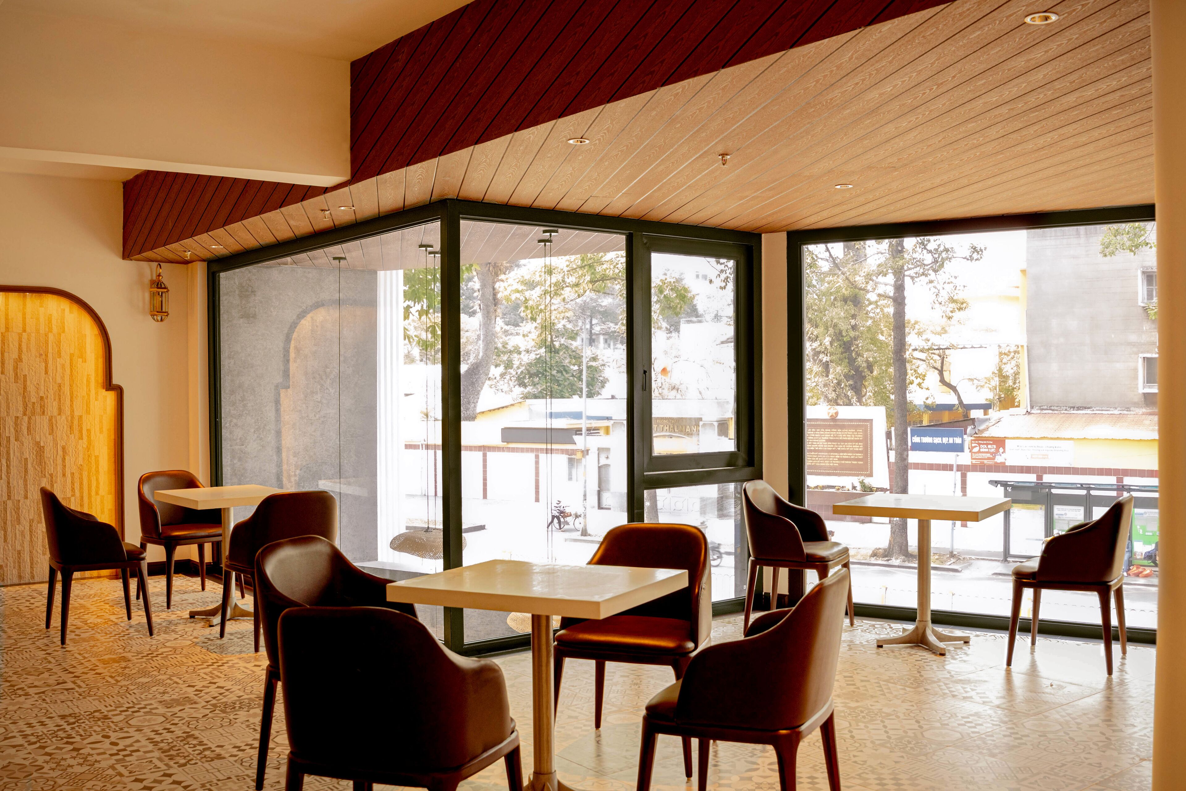 Daily buffet breakfast (VND 300000 per person)