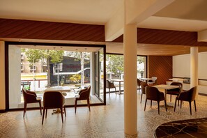 Frukostbuffé varje dag (VND 300000 per person)