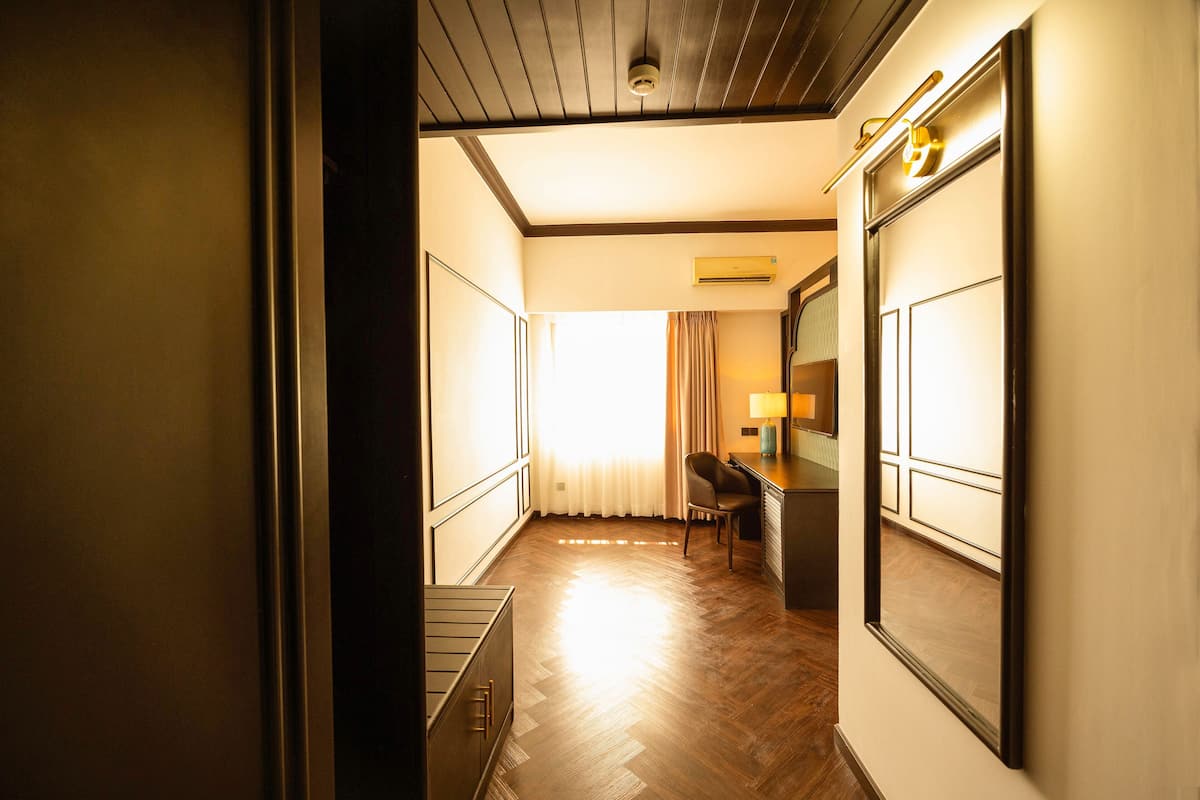 Minibar, bàn, màn/rèm cản sáng, phòng cách âm