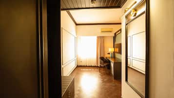 Minibar, escritorio, cortinas blackout y insonorización