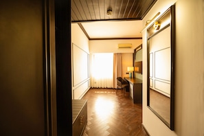 Minibar, escritorio, cortinas opacas y sistema de insonorización