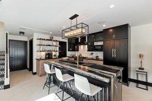 冰箱、微波炉、炉灶、洗碗机