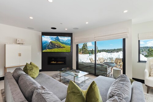 Stunning SKI IN SKI OUT Modern Mountain Townhouse - Community Amenities: Pickleball, Tennis, Basketball & HOT TUB! Beautifully Updated 3 Bedroom 3.5 Bathroom w/ Outdoor Patio & Firepit! Gated Community! 50 Yards From Bear Mountain with Slop Access! A