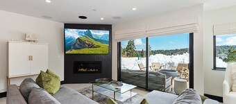 Stunning SKI IN SKI OUT Modern Mountain Townhouse - Community Amenities: Pickleball, Tennis, Basketball & HOT TUB! Beautifully Updated 3 Bedroom 3.5 Bathroom w/ Outdoor Patio & Firepit! Gated Community! 50 Yards From Bear Mountain with Slop Access! A