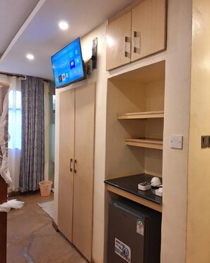 Desk, blackout drapes, free WiFi, bed sheets - River Lumi Resort - Taveta (Chala)