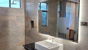 Shower, rainfall showerhead, free toiletries, slippers