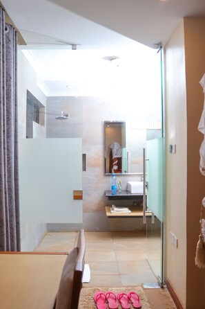 Shower, rainfall showerhead, free toiletries, slippers - River Lumi Resort - Taveta (Chala)