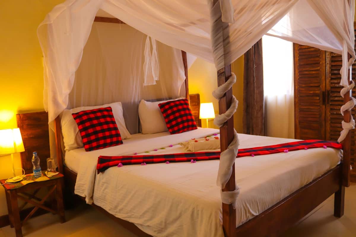 Escritorio, cortinas blackout, wifi gratis y ropa de cama