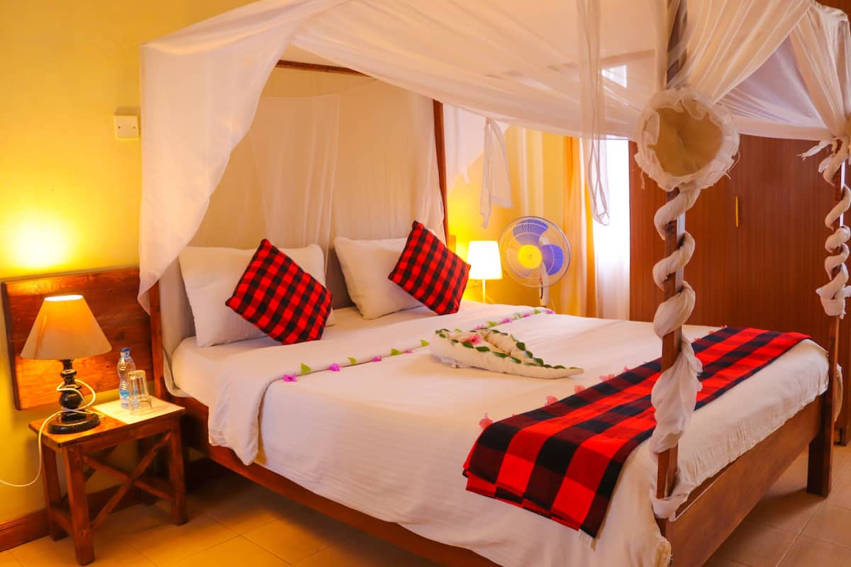 Escritorio, cortinas blackout, wifi gratis y ropa de cama