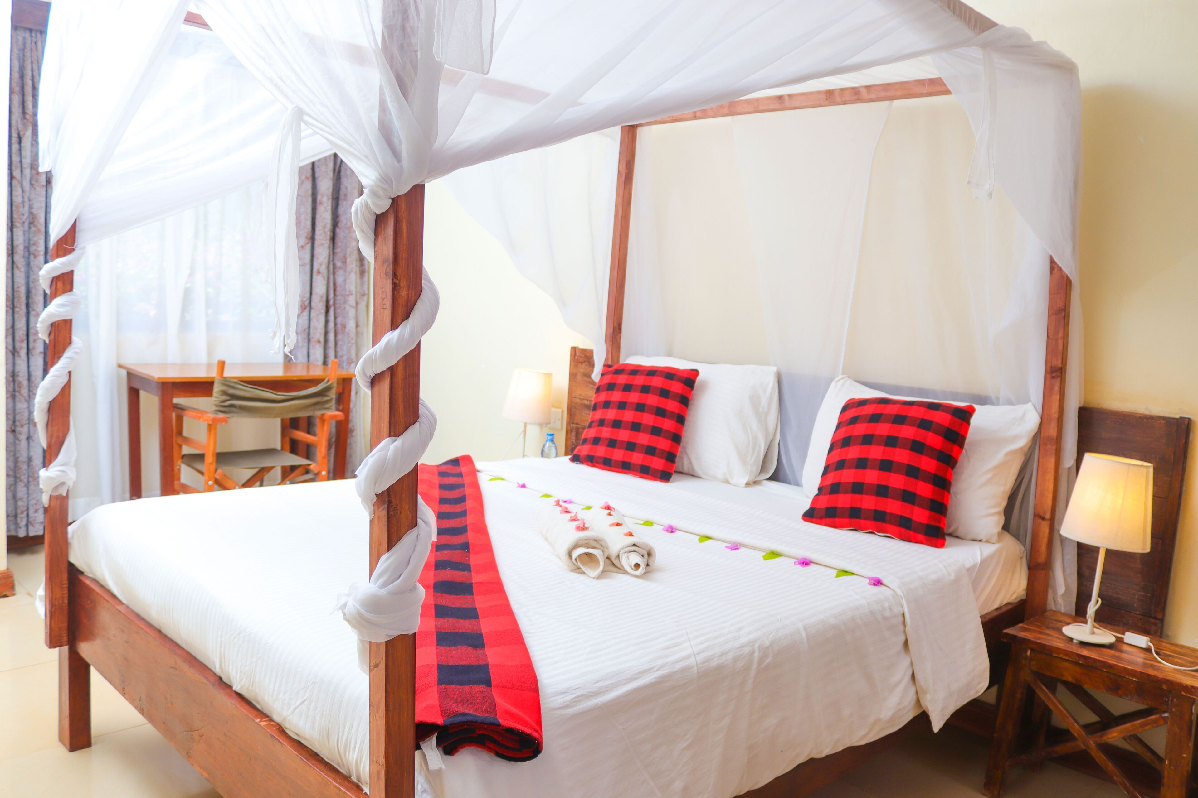 办公桌、遮光窗帘、免费 WiFi、床单