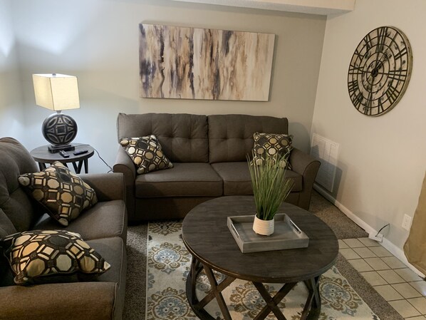 Smart TV, streaming services - Cozy Townhouse in Quiet Area (Enterprise)