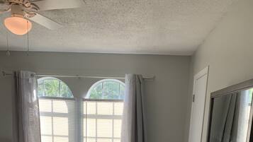 2 slaapkamers, een strijkplank/strijkijzer, gratis wifi, beddengoed