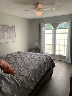 2 bedrooms, iron/ironing board, free WiFi, bed sheets - Cozy Townhouse in Quiet Area (Enterprise)