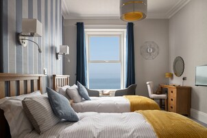 Habitación Deluxe con 2 camas individuales, vistas al mar | Ropa de cama hipoalergénica, escritorio, tabla de planchar con plancha