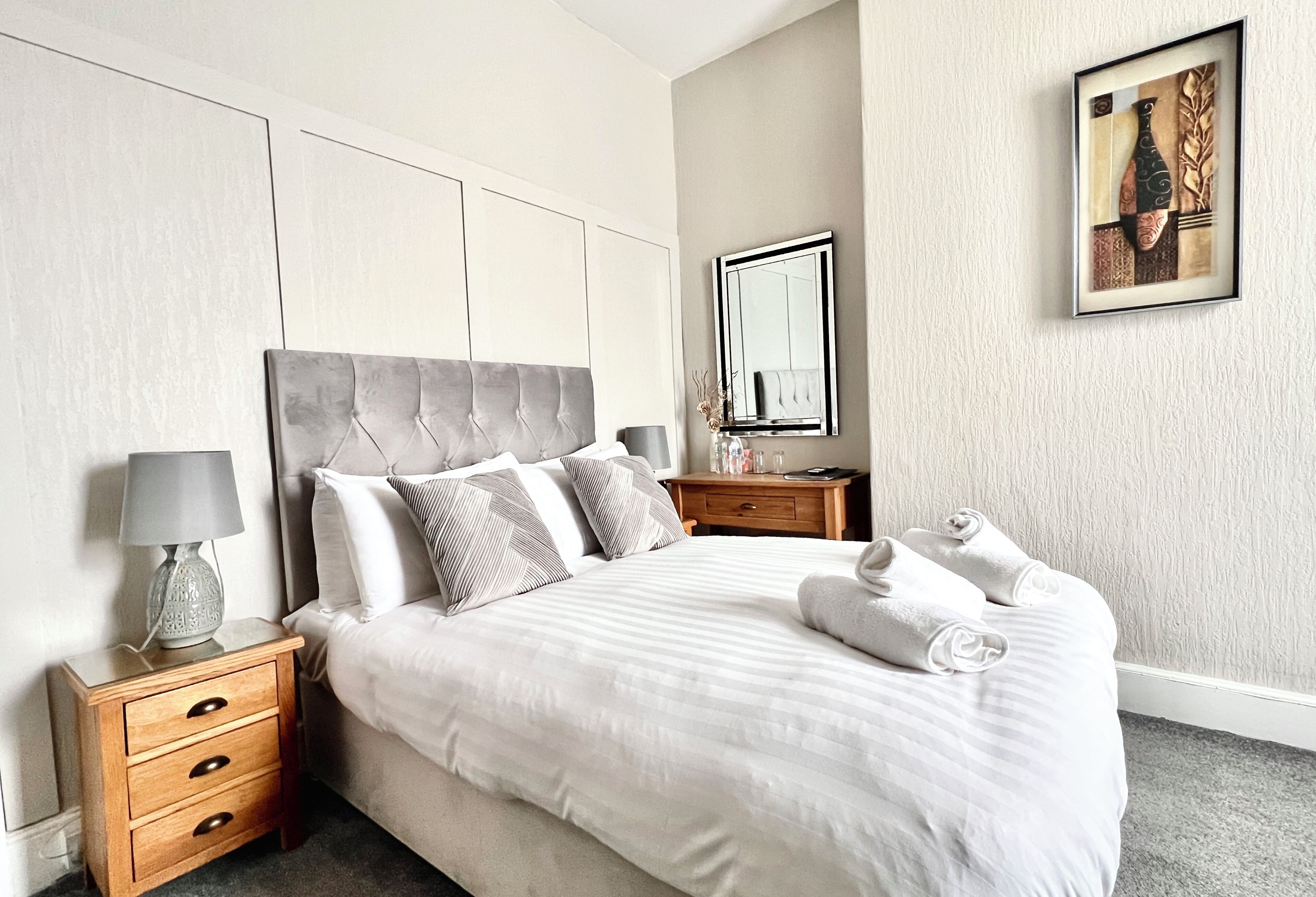 Standard dubbelrum - eget badrum - bottenvåning | Allergitestade sängkläder, skrivbord och strykjärn/strykbräda