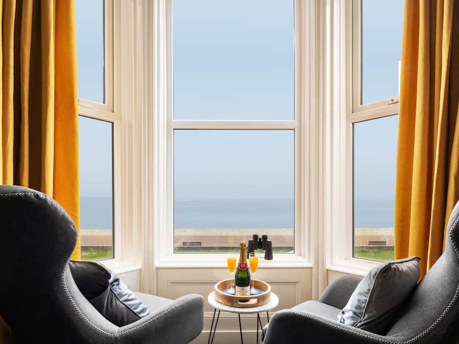 Quarto casal superior, suíte, vista para o mar | Roupas de cama antialérgicas, escrivaninha