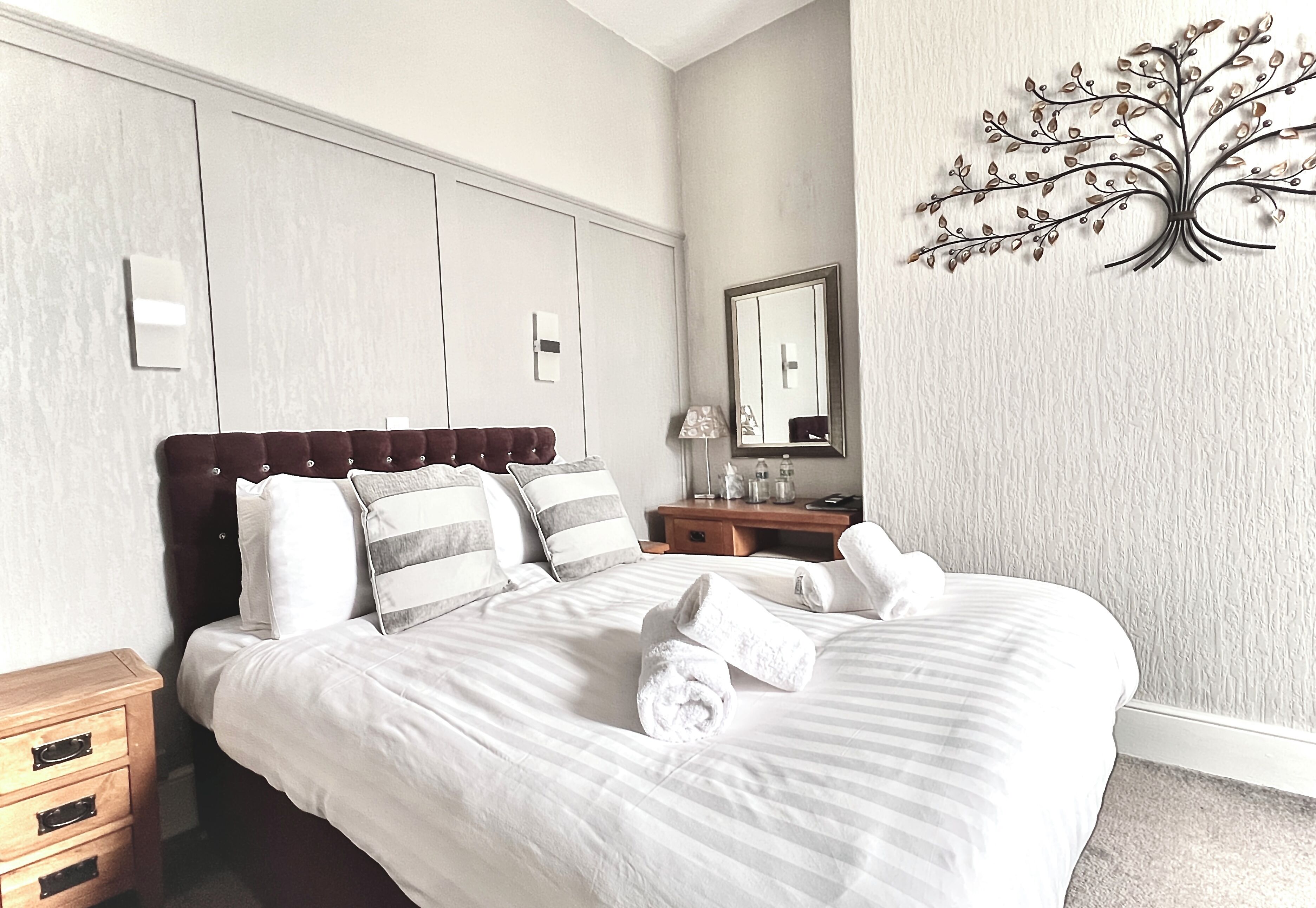 Standard dubbelrum - eget badrum | Allergitestade sängkläder, skrivbord och strykjärn/strykbräda