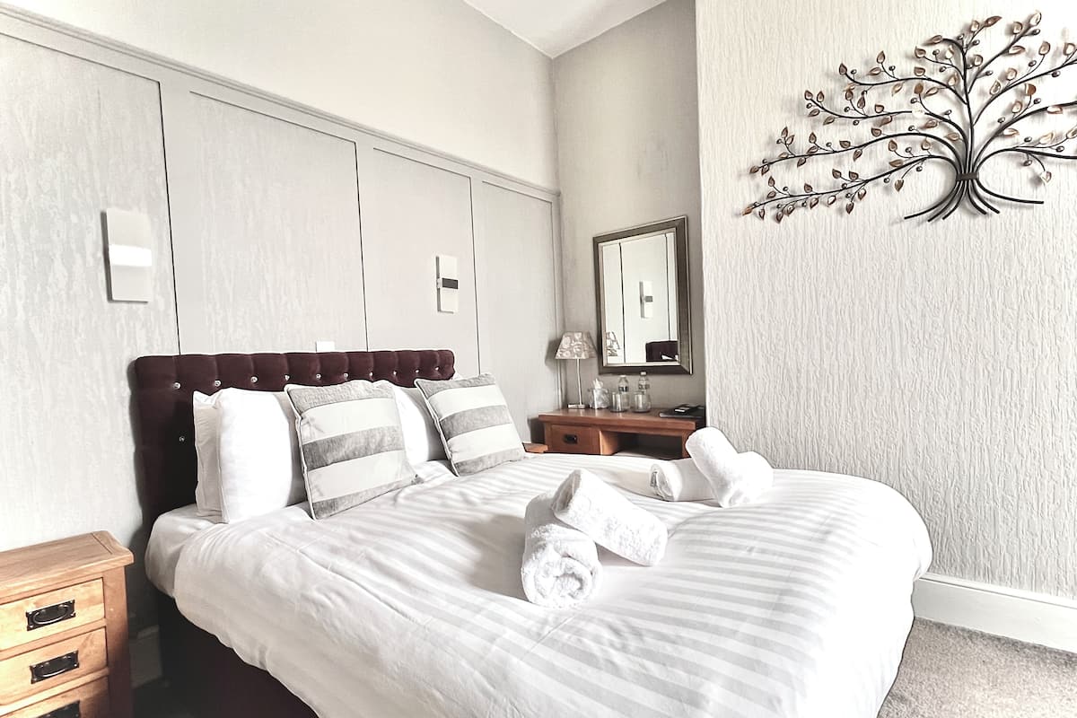 Standard-Doppelzimmer, mit Bad | Allergikerbettwaren, Schreibtisch, Bügeleisen/Bügelbrett