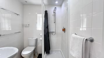 Un baño moderno con ducha, inodoro y bañera.