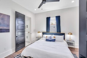 5 Schlafzimmer, Schreibtisch, Bügeleisen/Bügelbrett, Reisekinderbett