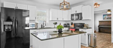 Geladeira, micro-ondas, fogão, cooktop