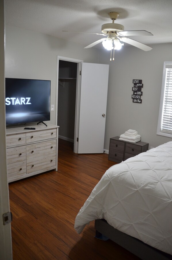 2 bedrooms, desk, iron/ironing board, free WiFi