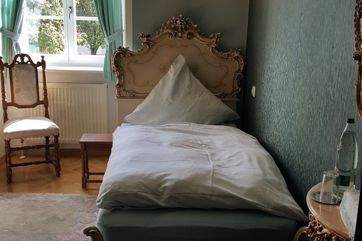 Basic Single Room | Desk, laptop workspace, WiFi (free), individually decorated