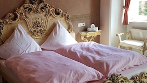 Basic Double Room | Desk, laptop workspace, WiFi (free), individually decorated - Schloss Sennfeld (Adelsheim)