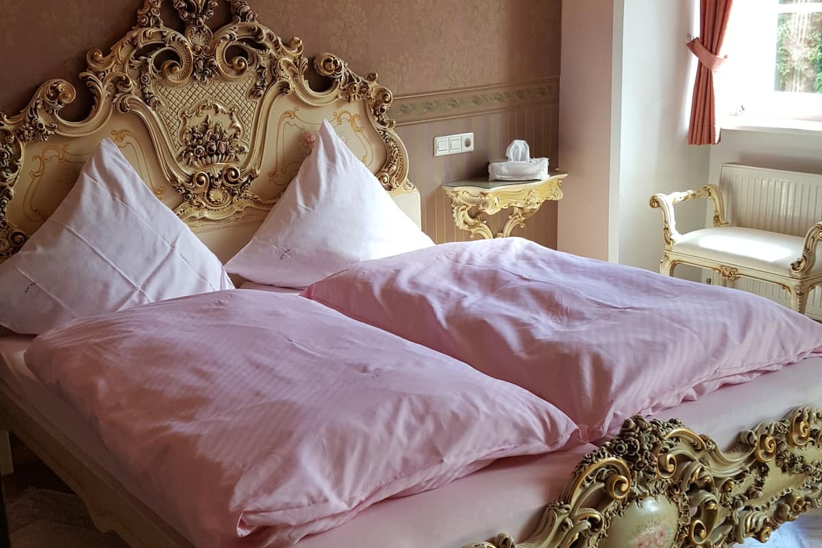 Basic Double Room | Desk, laptop workspace, WiFi (free), individually decorated