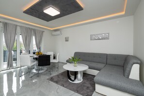 TV - Villa LiLi Apt 1 with balcony (Poreč)
