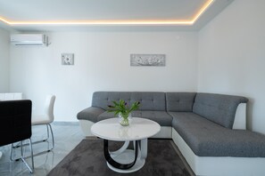 TV - Villa LiLi Apt 1 with balcony (Poreč)