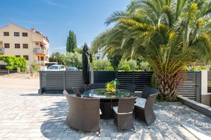 Outdoor dining - Villa LiLi Apt 1 with balcony (Poreč)