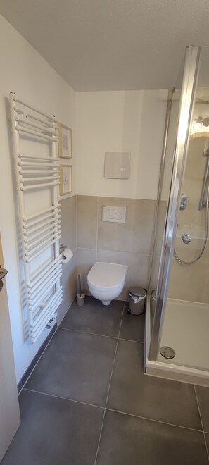 Haartrockner, Handtücher, Seife, Toilettenpapier