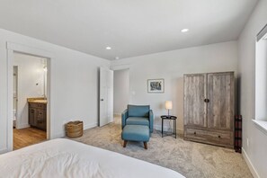 3 habitaciones, escritorio, tabla de planchar con plancha y wifi gratis