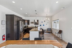 Fridge, microwave, oven, stovetop - My Glacier Getaway - 3 min to downtown Kalispell! (Kalispell)