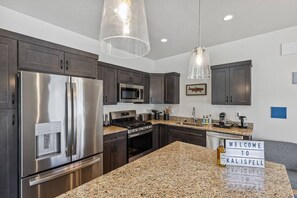 ثلاجة، ميكروويف، فرن، موقد طهي مسطح