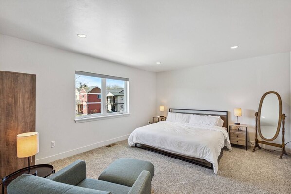 3 bedrooms, desk, iron/ironing board, free WiFi