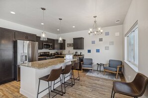 Fridge, microwave, oven, stovetop - My Glacier Getaway - 3 min to downtown Kalispell! (Kalispell)